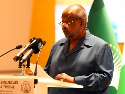 Qolini uning mushukiga yopishtiradi